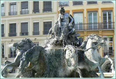 Voici la fontaine Bartholdi, Place des Terreaux. Quel est l'un des monuments les plus connus au monde, cr par le sculpteur franais, Frdric Auguste Bartholdi ?