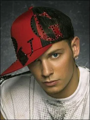 Dans quelle groupe M. Pokora tait-il avant de lancer sa carrire solo ?