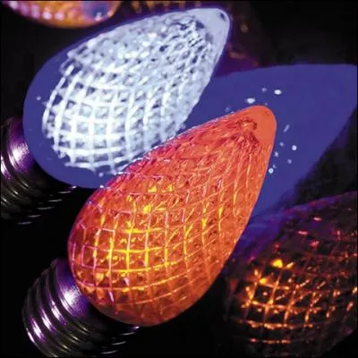 Je suis une décoration qu'on peut à la fois accrocher dans le sapin de Noël, sur la maison ou sur autres choses et je brille pendant la nuit. Que suis-je ?