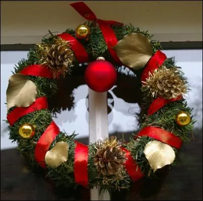 Je suis en forme d'anneau et je suis faite de branche de sapin. Que suis-je ?