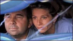 Qui a ralis, le film 'Casque Bleu'. ce film nous conte les msaventures d'un couple, parti en vacances dans un pays ou la guerre civile vient de se dclarer.