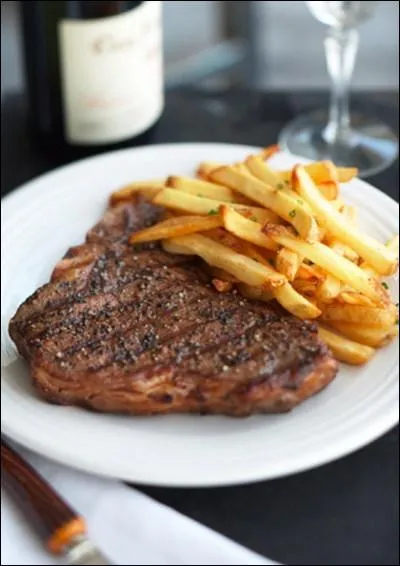 Quand, dans un restaurant vous demandez un steack bleu, comment vous sera-t-il servi ?