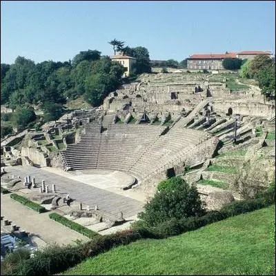 Dans la Gaule antique, Lug est le dieu de la lumire et a donn son nom  la ville de Lugdunum, plus connue aujourd'hui sous le nom de :