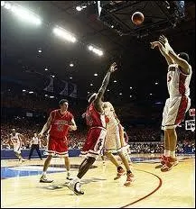 Au Basketball, le maximun de points que l'on peut obtenir en un seul lancer et de...
