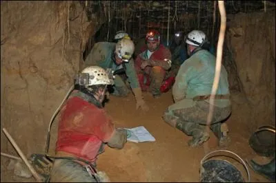 La discipline qui consiste  descendre dans les grottes et de les explorer s'appelle...