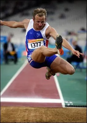 En saut en longueur, l'athlte atterit dans le sable. Pour quel autre type de saut, c'est aussi le cas ?