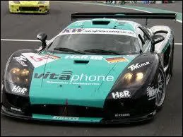 Par temps sec, les voitures de course sont quipes de pneus parfaitement lisses.