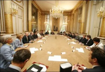 En France, le Conseil des Ministres a en principe lieu toujours le mme jour.