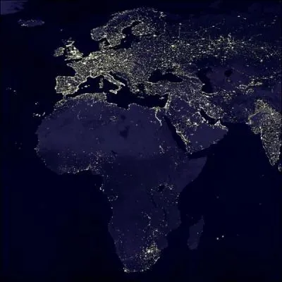 Sur cette photo satellite prise de nuit, quel continent est le plus clair ?