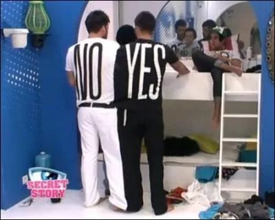 Qui porte la partie 'Yes' de ce tee-shirt ?