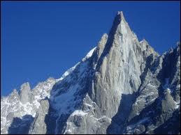 L'Aiguille Verte fait partie des sommets de plus de 4000 m des Alpes. Elle a t gravie pour la 1re fois en 1865 par Edward Whimper. Elle est dans le massif :