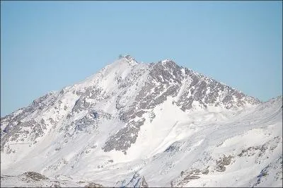 Dans le massif de la Vanoise, l'Aiguille Rouge domine la station des Arcs de ses 3227 m. Accessible par tlphrique elle est en ...