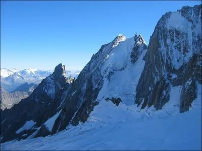 L'Aiguille Blanche du Peuterey est un sommet du massif du Mont-Blanc, dans les Alpes italiennes. Ses 4112 m dominent la valle ...