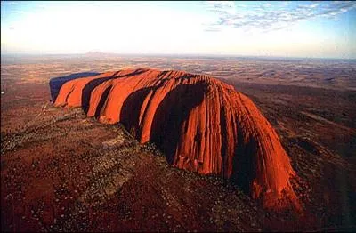 Ayers Rocks, la Montagne Rouge, est un lieu sacr pour certains peuples aborignes australiens. Classe au patrimoine mondial de l'UNESCO, la Montagne Rouge est connue sous le nom de :