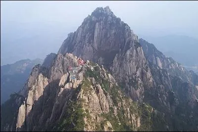 Egalement inscrits au patrimoine mondial de l'UNESCO, les Monts Jaunes culminent  1864 m, dans une rgion riche en sources. Appels aussi les Monts Huang, les Monts Jaunes sont ...