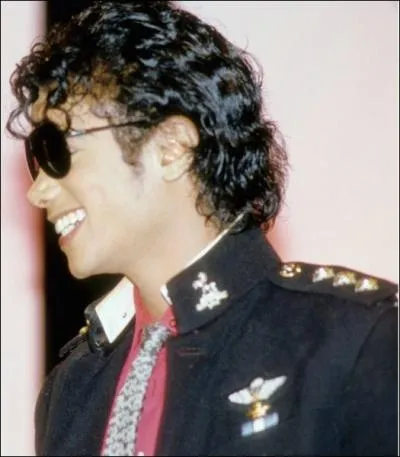 Sur ce mme album, qui a crit la chanson Girlfriend ?