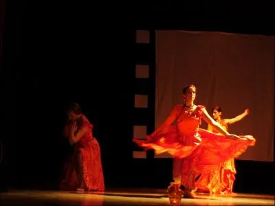 La danse flamenca est une danse espagnole traditionnelle. Elle proviendrait cependant  l'origine ?