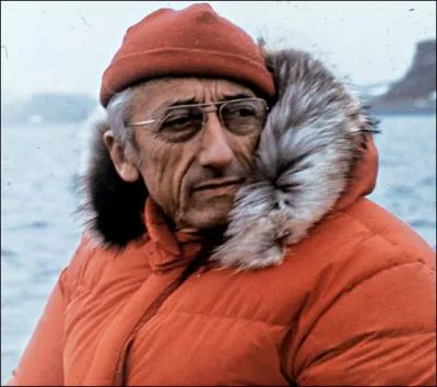 Jacques Yves Cousteau. Officier de marine puis explorateur ocanographique. Nous connaissons mieux cet homme, sous le nom...