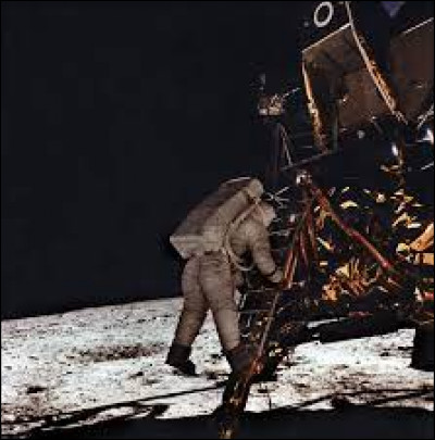 Complétez les célèbres paroles qu'il a prononcées au moment de poser le pied sur la lune ; "C'est un petit pas pour l'homme ..."