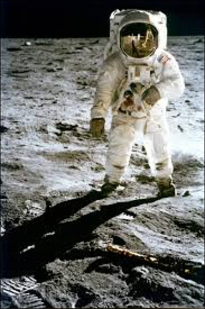 Combien de temps les astronautes sont-ils restés sur la lune, à l'extérieur de leur module lunaire ?