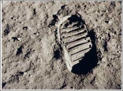 A l'issue de leur sortie extravéhiculaire, les astronautes ont récolté 21,55 kg d'échantillon de roches et de sol lunaire. Quel nom porte la fine poussière lunaire qui a permis de laisser la trace des premiers pas de l'homme sur la lune ?