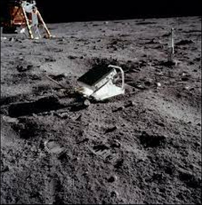 Un réflecteur laser a été installé sur le sol lunaire pour mesurer avec précision la distance Terre-Lune. Quelle est approximativement cette distance ?