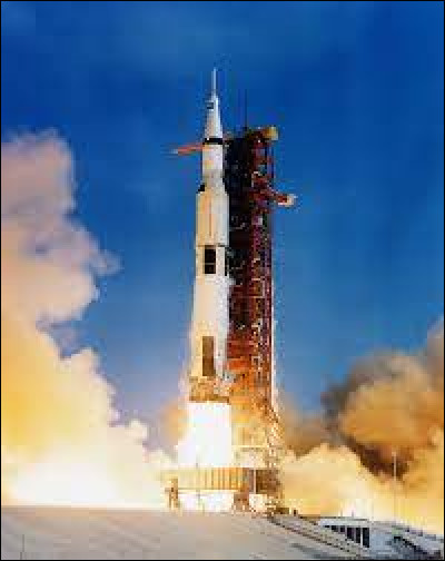Quel était le nom de la fusée géante de 110 m de haut ayant servi de lanceur au vaisseau spatial ?
