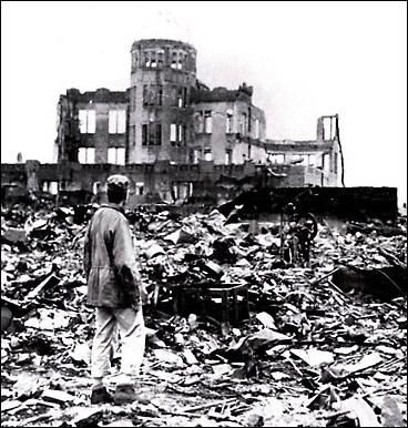 La ville d'Hiroshima, au Japon, fut détruite en 1945 par :
