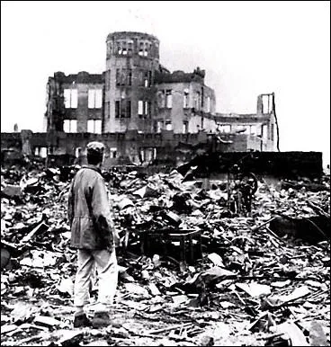 La ville d'Hiroshima, au Japon, fut dtruite en 1945 par :