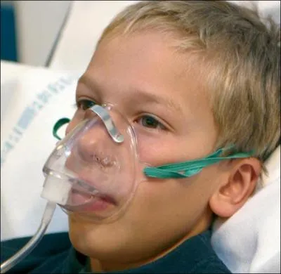 Ce jeune garon porte, lui un masque...