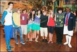 Cette photo est extraite d'un pisode spcial qui combine les personnages des  Sorciers de Waverly Place  avec ceux de ... .