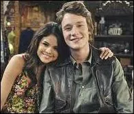 Avec qui est-elle sortie lors de la saison 4, ce qui a rendu ce dernier fou de jalousie ?