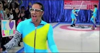 Quel sport est pratiqu par le groupe LFMAO pendant le clip 'Yes' ?