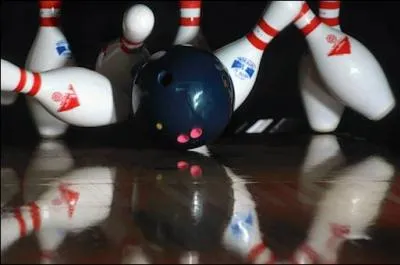 Loisirs . Au bowling, comment nomme-t-on le fait de faire tomber toutes les quilles en une boule ?