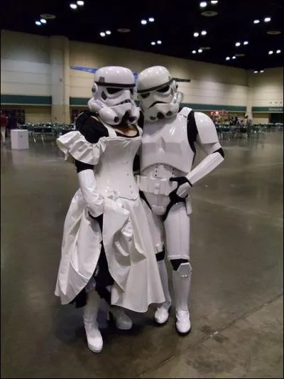 Tout est bien qui finit bien, pour ces deux-l, puisqu'ils se marient. Et en dessert promis, il y aura... .