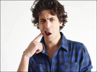 Sur quel site de rencontre rencontre-t-il dans l'un de ses clips la mre d'un de ses amis ?