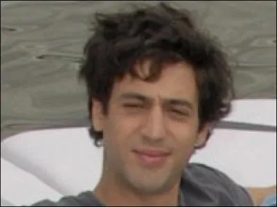 Par qui se fait-il 'clasher' dans l'un de ses clips ?