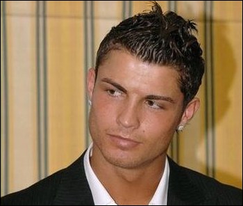 Cristiano Ronaldo est un célèbre footballeur...