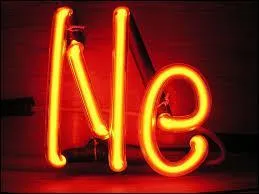 En 1910 qui a invent le tube au non ?