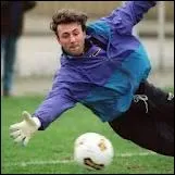 Quel gardien de but s'est fait du mal avec cette affreuse coupe ?