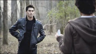 Que lui lance-t-il ?