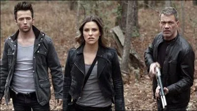 Qui est la femme au milieu ?