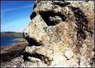 L'abb Four, surnomm l'Ermite, est l'auteur de clbres rochers sculpts dans la pierre, prs de la mer. O est ce ?
