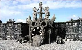 N en 1902 de parents forains, Robert Tatin tait peintre en btiment. Il construisit sa maison en Bretagne, 'La Frnouse' qu'il surnommait 'l'trange muse'. Quelle tait la particularit de Robert ?