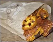 Le personnage jou par Omar Sy force l'ex petit ami de la fille de Philippe  lui amener tous les matins :