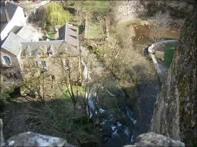 Comment appelle-t-on le vieux village  rue unique difi en rive gauche, sur une langue de terre, prs du prcipice ?
