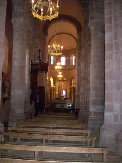 De ce ct-l, une glise du 12e sicle avec une particularit architecturale. Laquelle ?