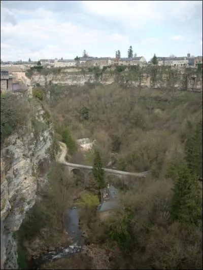 Le prcipice vertigineux aux parois verticales forme un cirque d'environ 400m de diamtre. La profondeur varie...