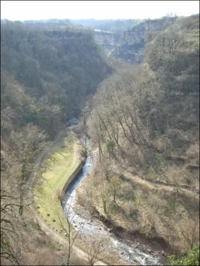 Au Gourg d'Enfer la falaise surplombe les lieux de 104m. Elle porte le nom de quelqu'un qui s'en serait jet dans le vide il y a plus d'un sicle. Quel est ce nom ?
