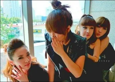 Laquelle des 4 filles parle franais ?